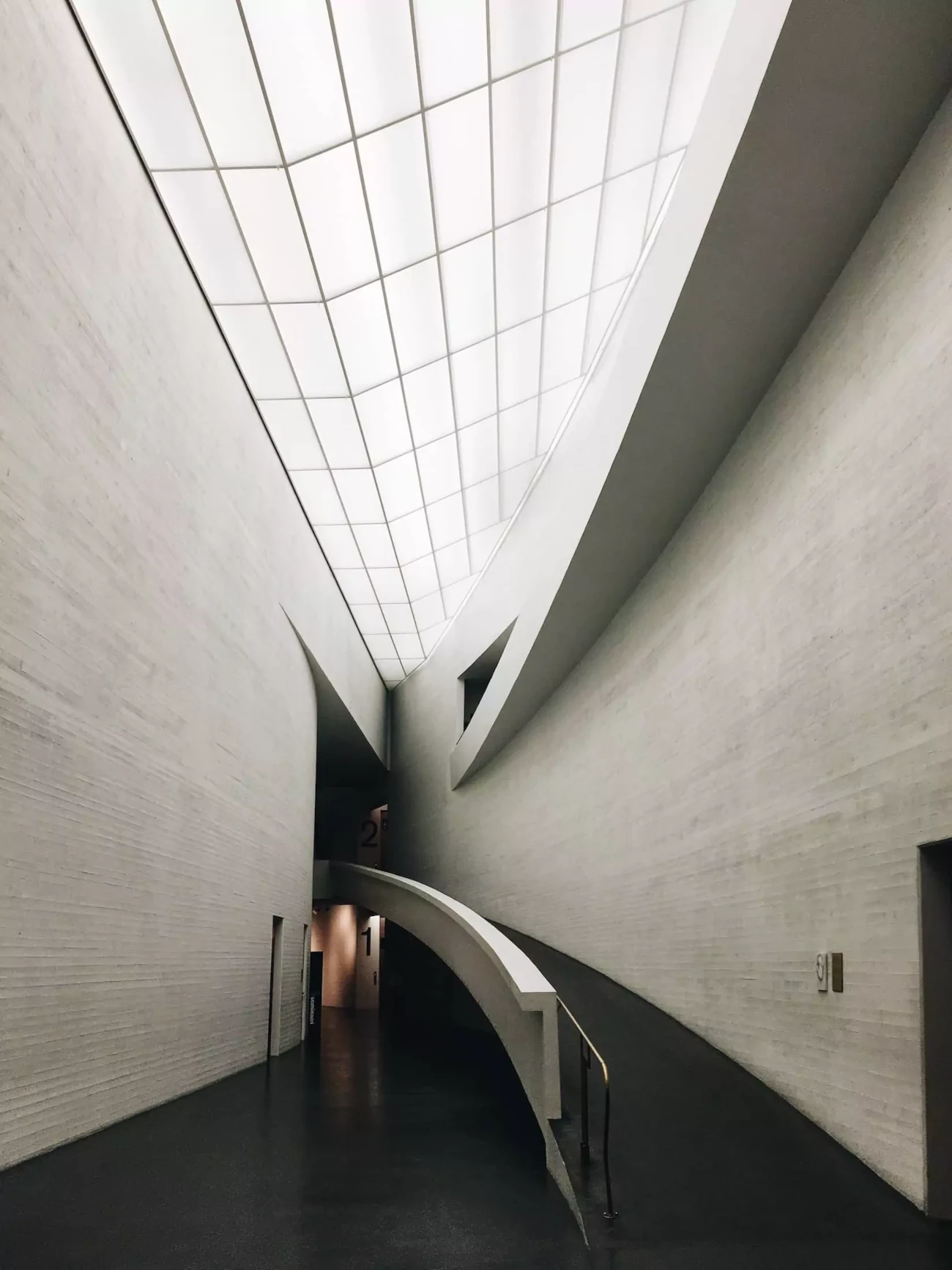 Une rampe le long d’un mur incurvé au musée Kiasma, Helsinki, Finlande.